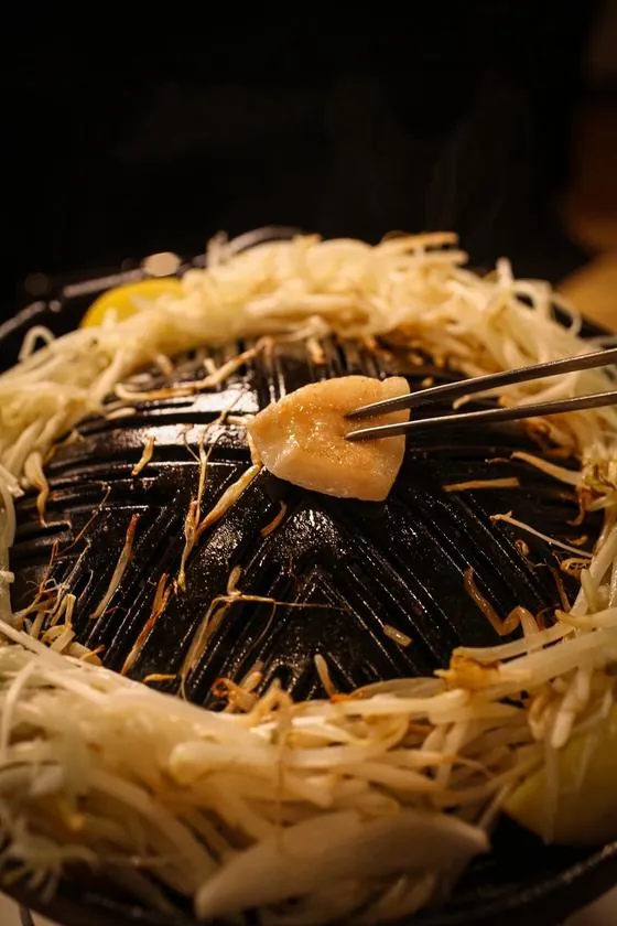 焼き方2｜ラムの脂を鍋の焼き面に広げる