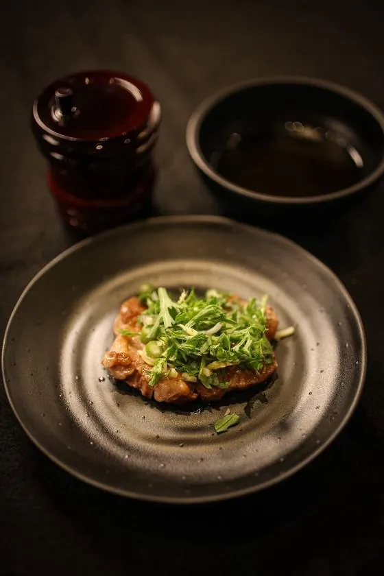 焼き方5｜つけだれと薬味でジンギスカンをいただく