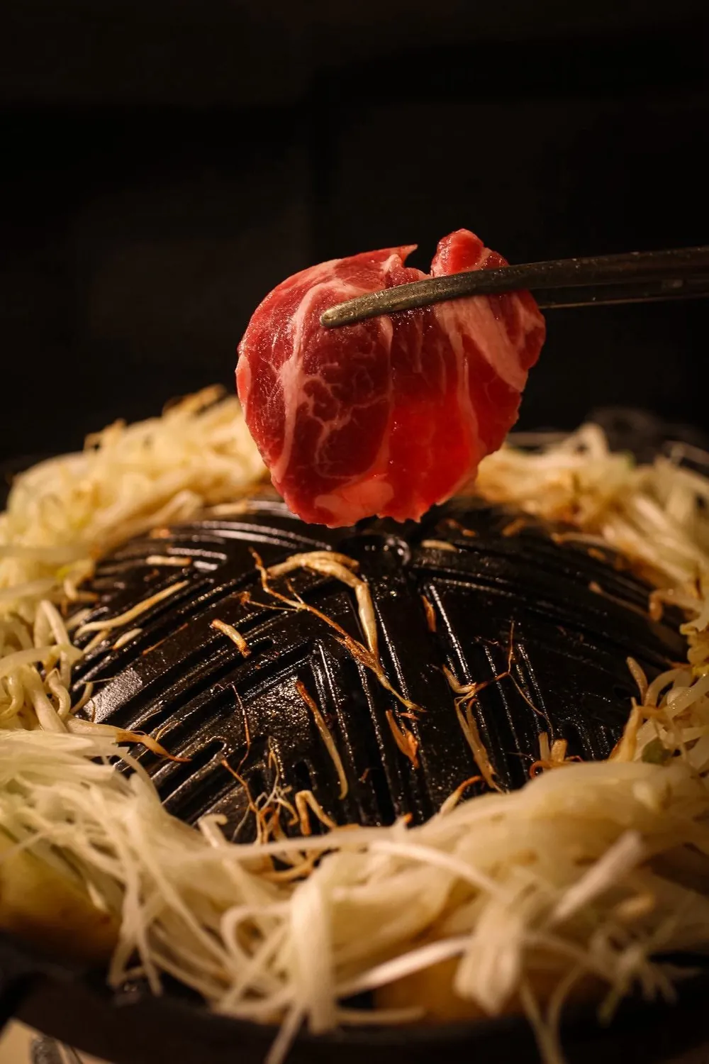 炭火のジンギスカン鍋で焼く未冷凍の生ラム｜狸九