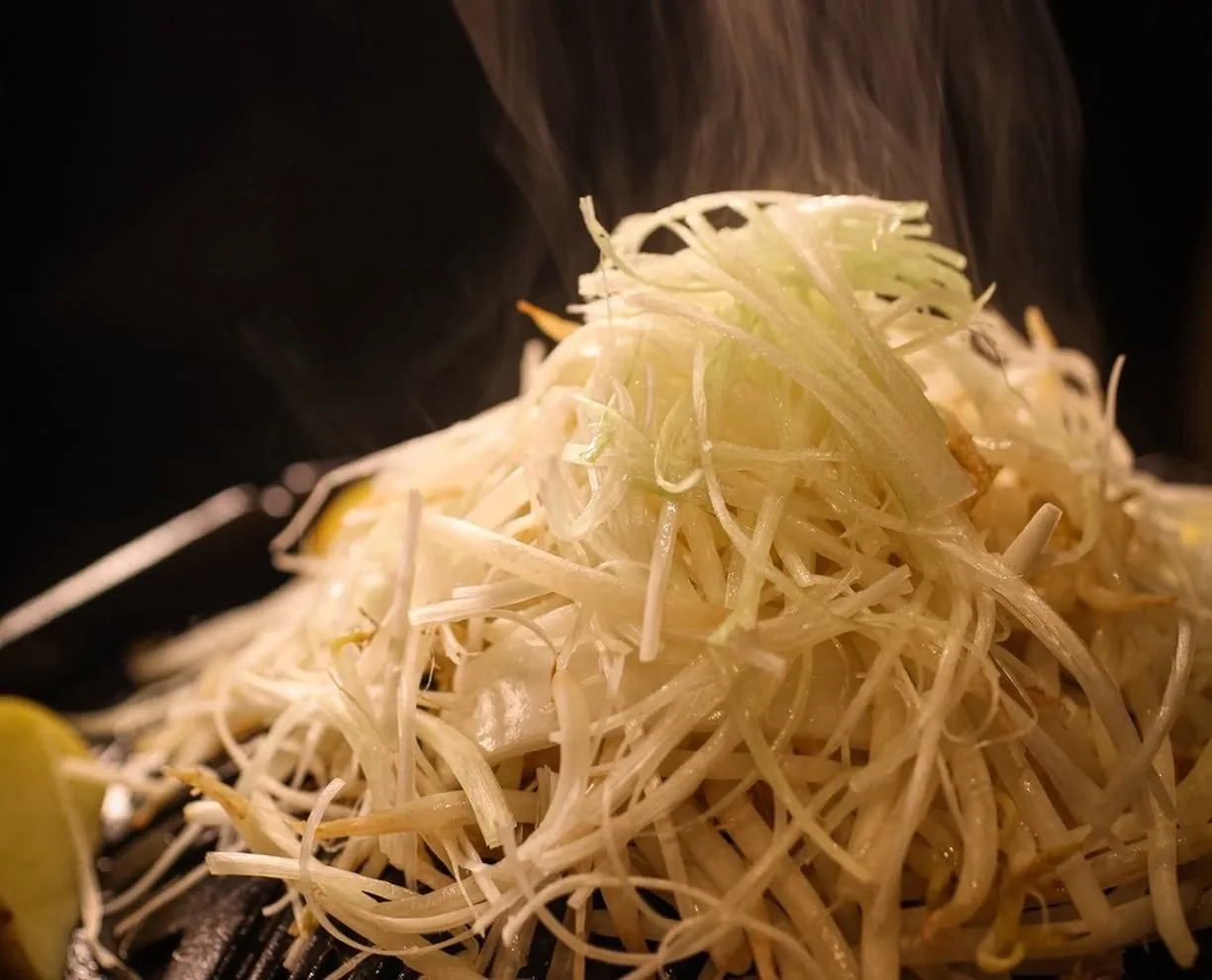 名物・大雪野菜盛り。ジンギスカン鍋に敷く千切りねぎの盛り合わせ｜狸九